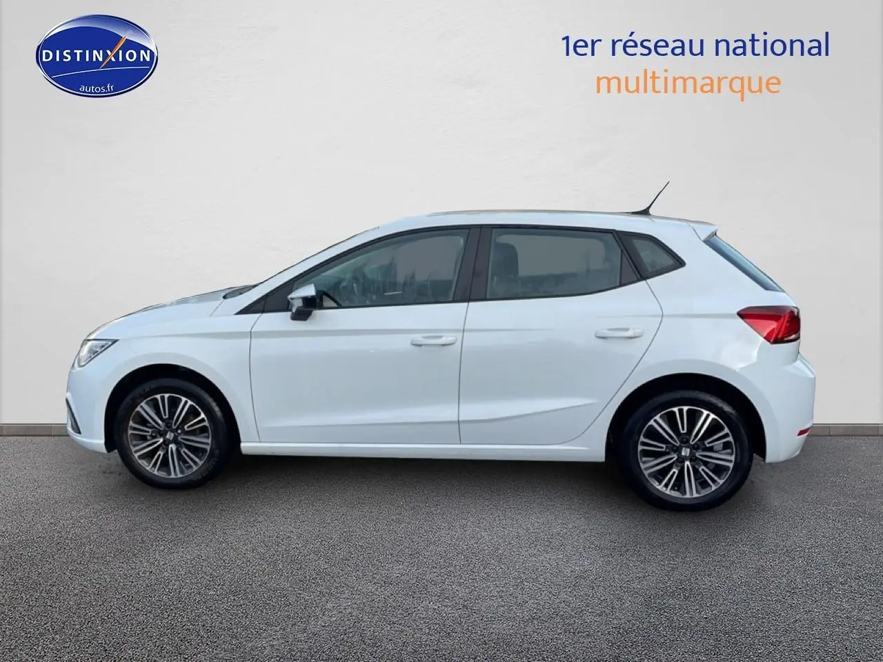 Profil côté gauche d'une SEAT Ibiza blanc Nevada 2025 avec jantes alliage et lignes épurées.