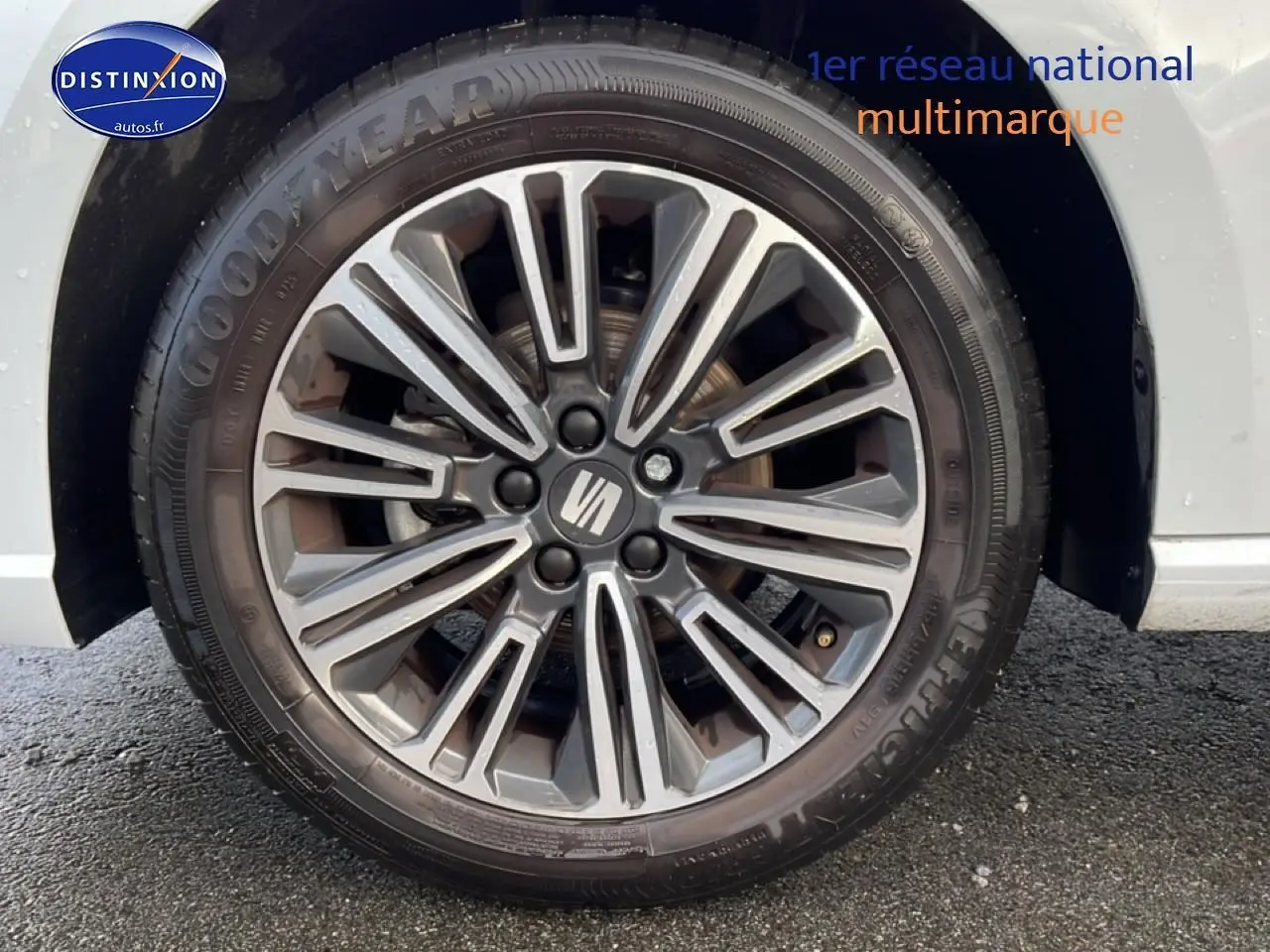 Gros plan sur la jante alliage 16 pouces design gris foncé de la SEAT Ibiza blanc Nevada, côté gauche.