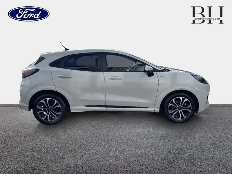 Vue de profil côté gauche d'un Ford Puma blanc Premium Metropolis avec jantes alliage et vitres teintées.
