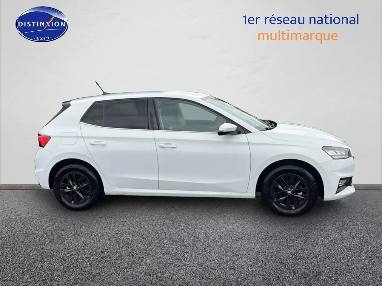 Profil droit d'une Skoda Fabia blanche 2025 avec jantes noires et vitres teintées sur fond neutre.