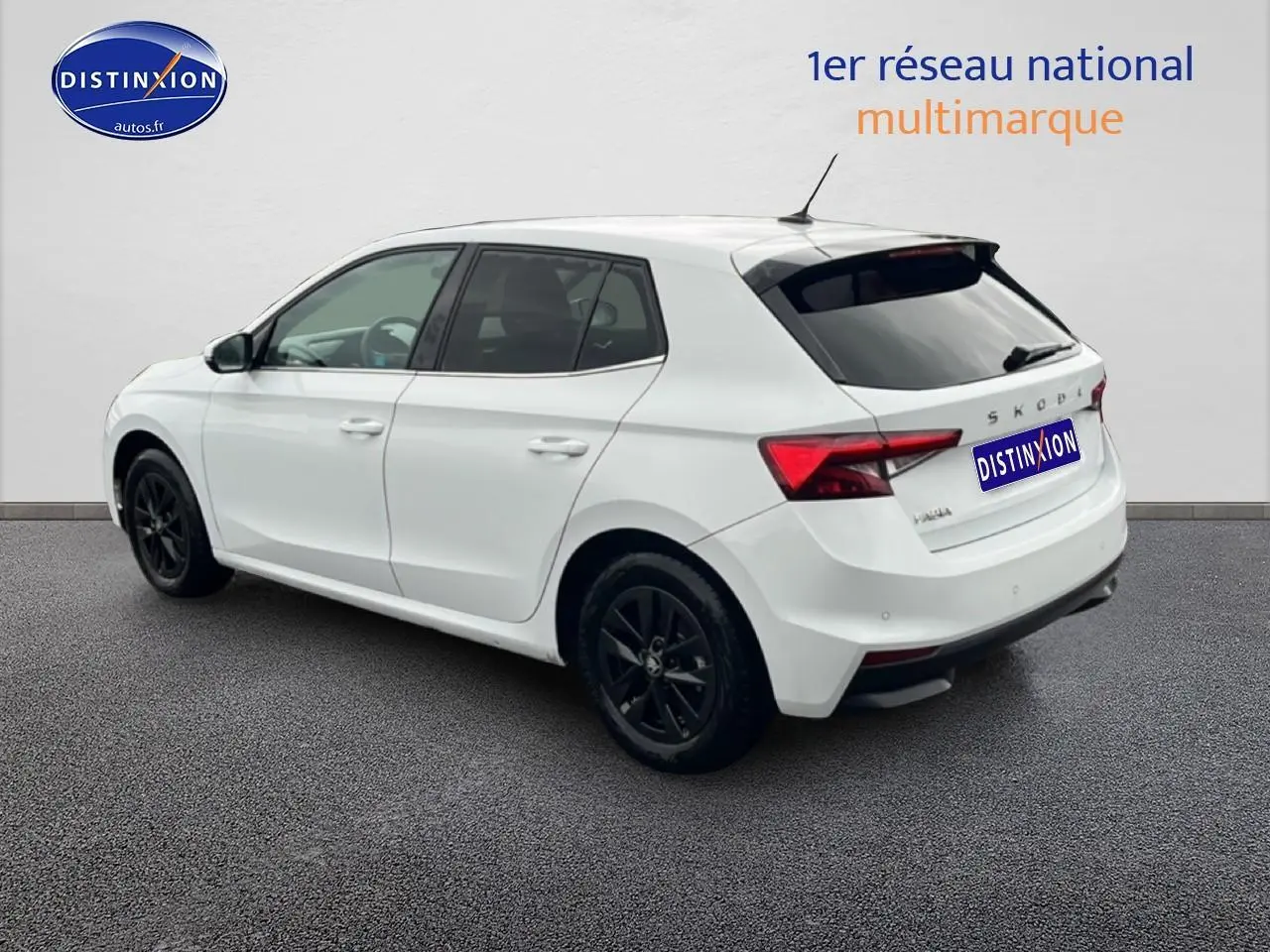 Vue 3/4 arrière droite d'une Skoda Fabia blanche 2025 avec jantes noires et vitres teintées.