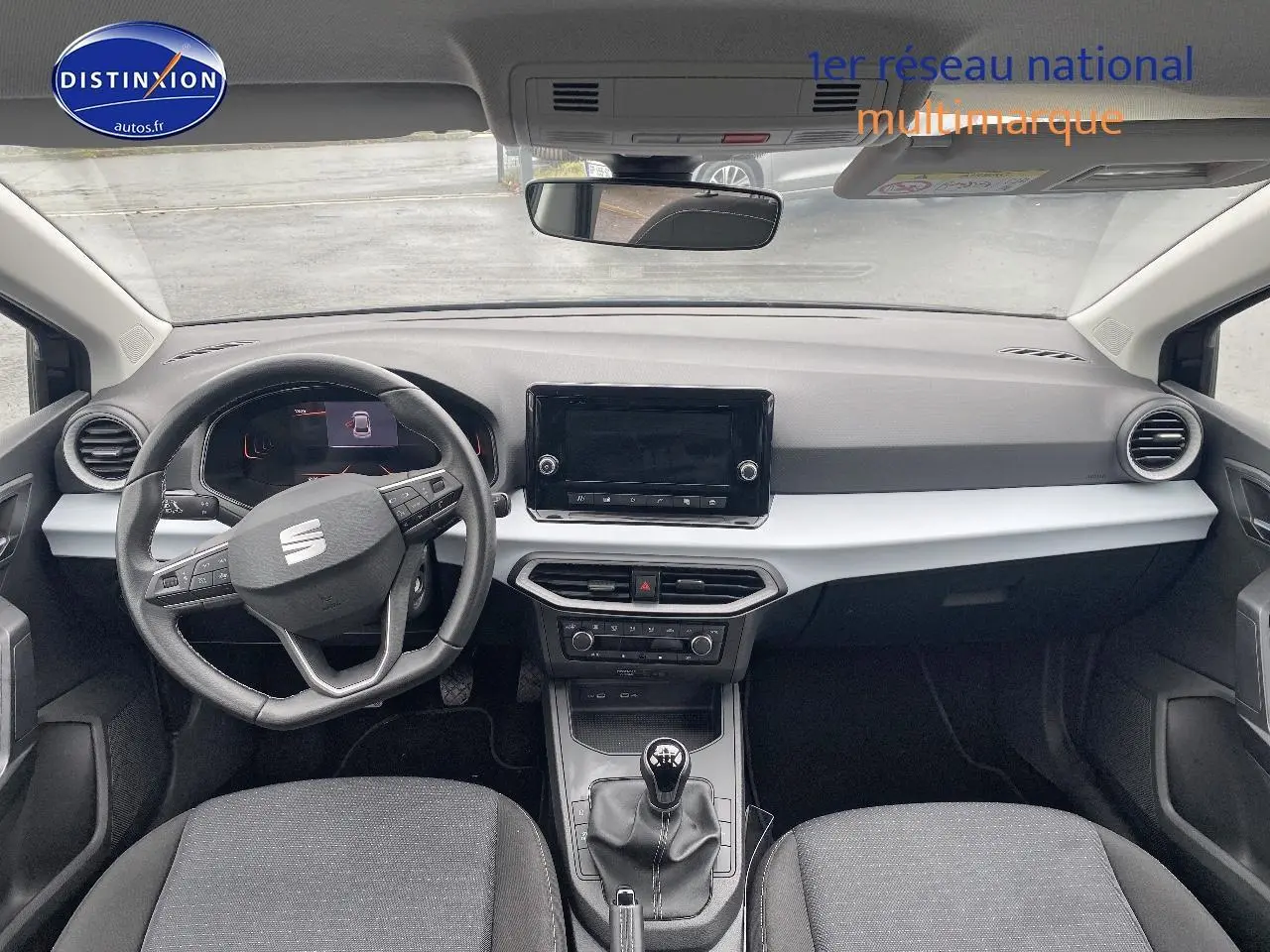 Vue intérieure avant du tableau de bord et volant cuir noir de la SEAT Ibiza 1.0 TSI 95 Copa avec écran tactile central.