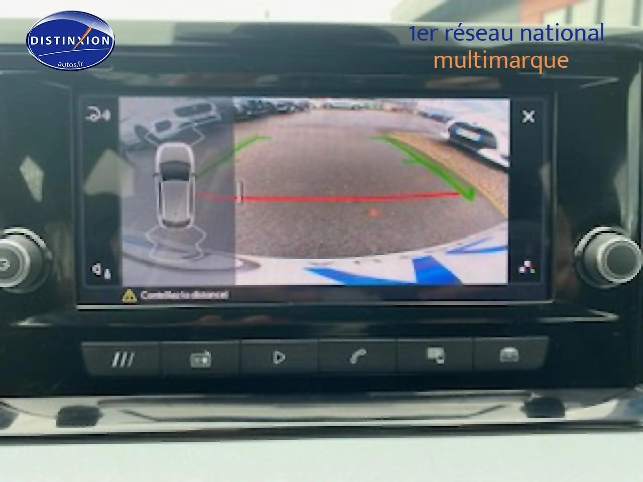 Écran tactile du système multimédia montrant la caméra de recul de la SEAT Ibiza noir minuit, vue intérieure avant.
