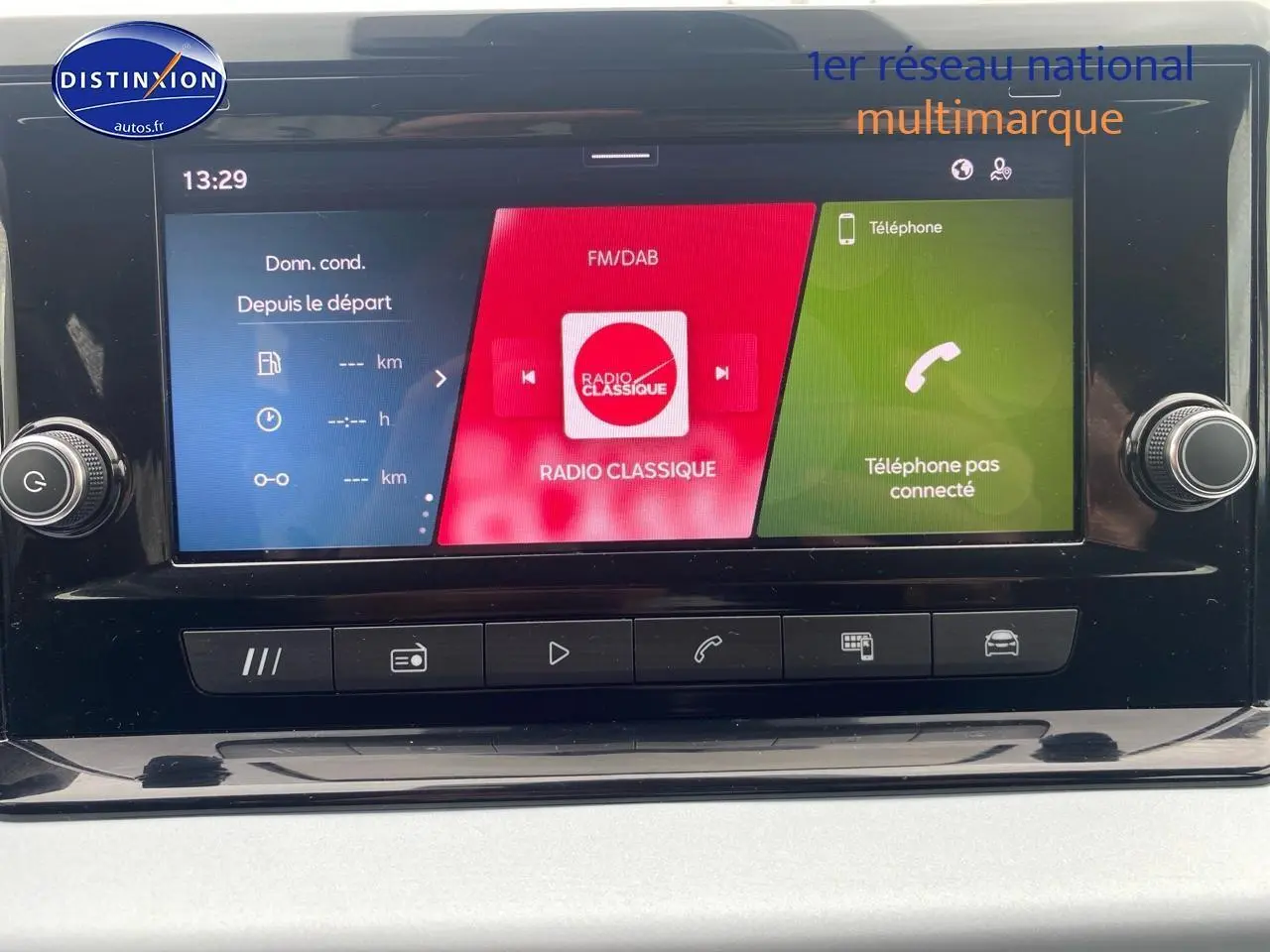 Écran tactile HD 8,25 pouces du système MediaSystem de la SEAT Ibiza 2025, affichant radio et téléphone.