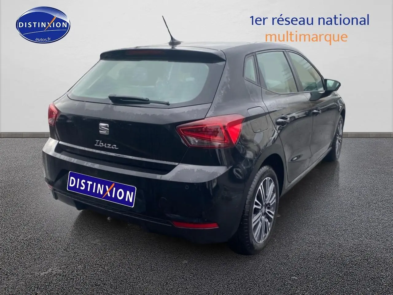 Vue 3/4 arrière droite d'une SEAT Ibiza 1.0 TSI 95 Copa noir minuit avec jantes alliage et feux LED distinctifs.