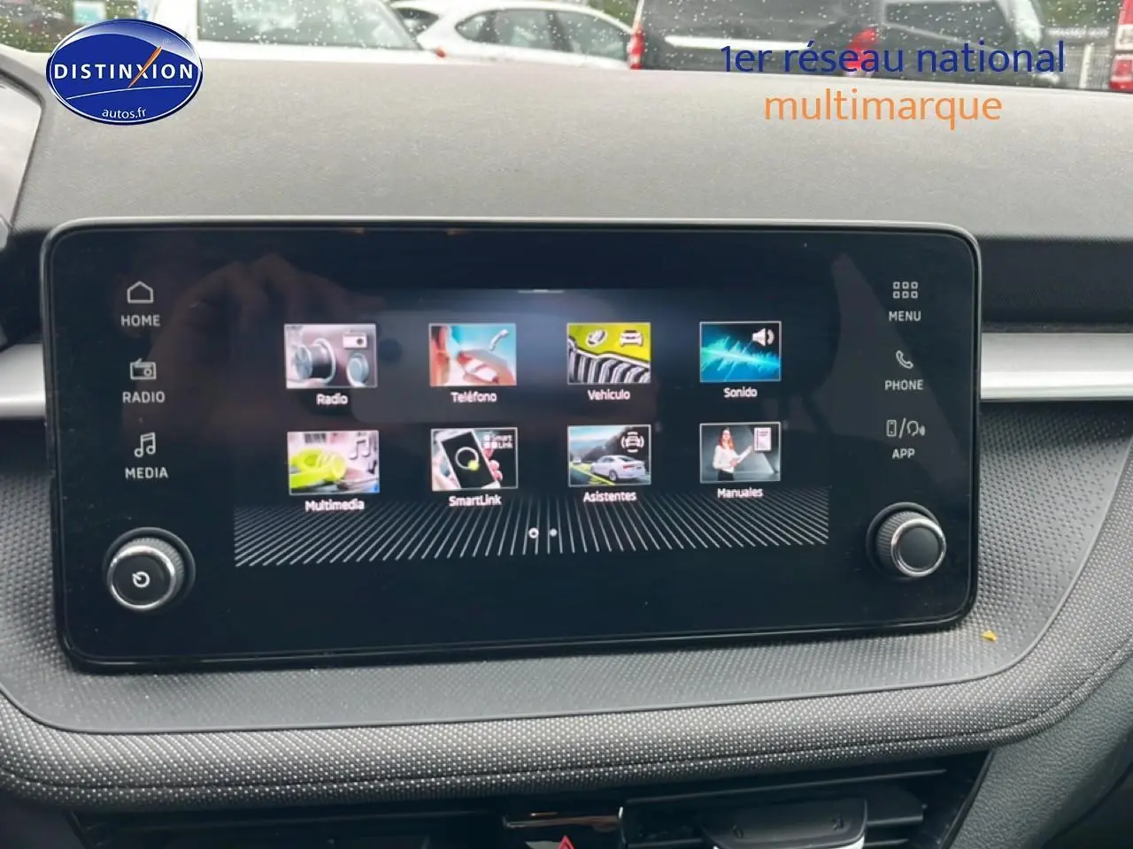 Écran tactile central du tableau de bord d’une Skoda Fabia noire, affichant le menu multimédia.