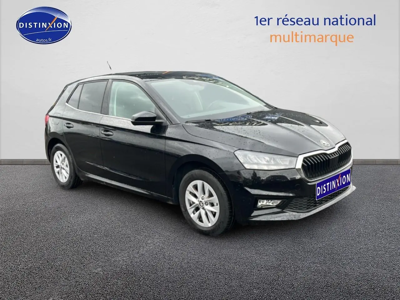 Vue 3/4 avant droite d'une Skoda Fabia noire 2025 avec jantes alu et calandre chromée sur fond neutre.