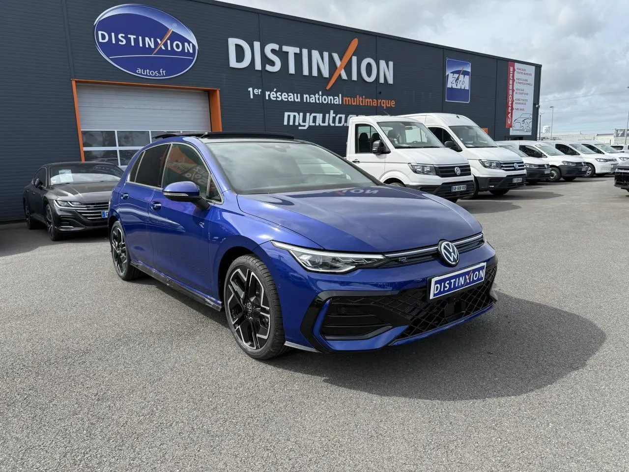 Volkswagen Golf 1.5 eTSI R-Line bleu lapiz vue 3/4 avant avec jantes alliage 18 pouces York et calandre noire.