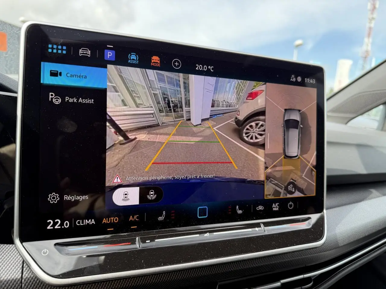 Écran tactile intérieur de la Volkswagen Golf 1.5 eTSI 2025 affichant la caméra 360° et l'assistance au stationnement.