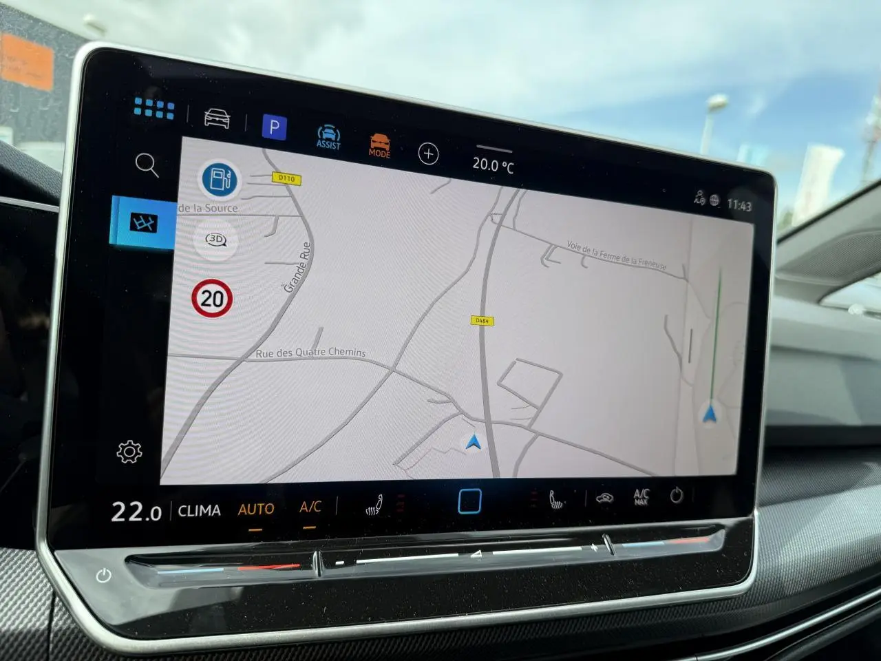 Écran tactile central du système de navigation Discover dans une Volkswagen Golf 1.5 eTSI 2025, vue intérieure.