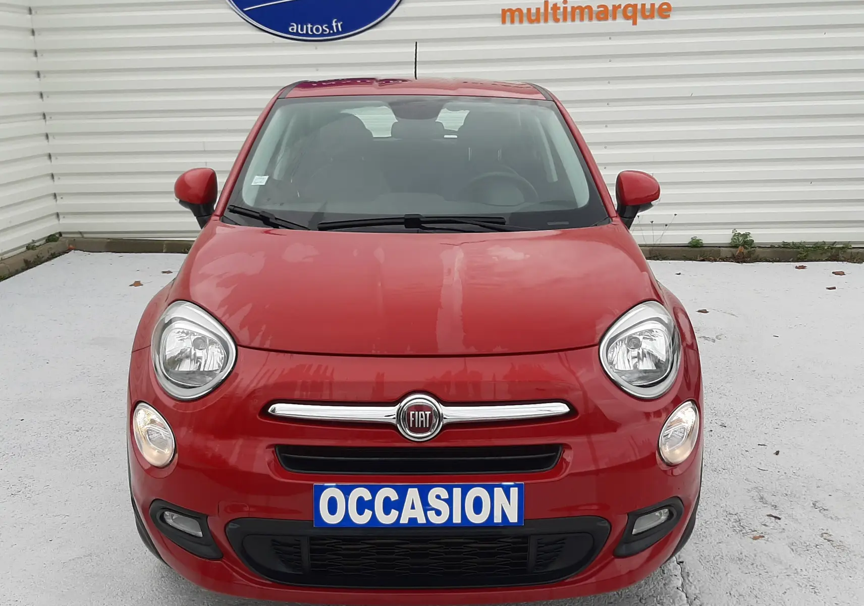 Vue frontale d'une FIAT 500X rouge 2016 avec plaque "OCCASION" et logo FIAT bien visible sur la calandre.