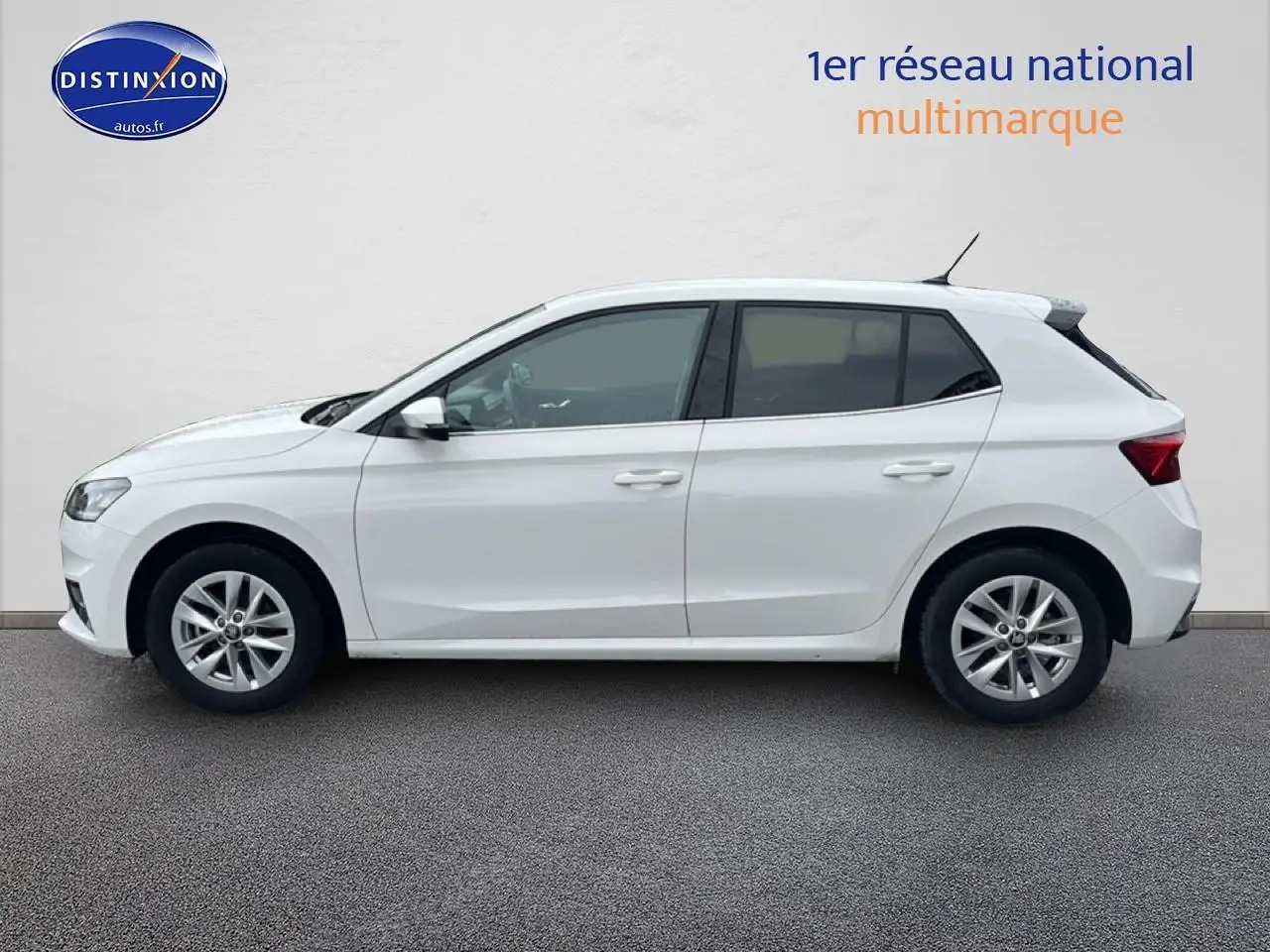 Vue latérale gauche d'une Skoda Fabia blanche 2025 avec jantes alliage et vitres teintées arrière.