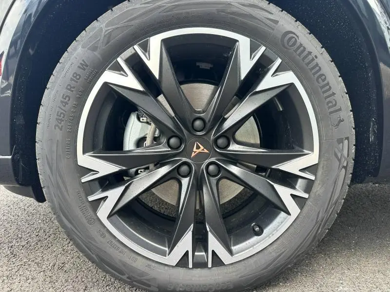 Gros plan sur la jante alliage noire et argentée du CUPRA Formentor 2.0 TDI 150ch, avec logo CUPRA central.