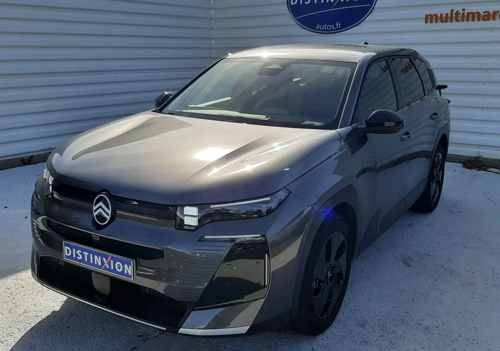 Citroën C5 Aircross hybride gris platinium en 3/4 avant droit, avec calandre noire et jantes noires distinctives.