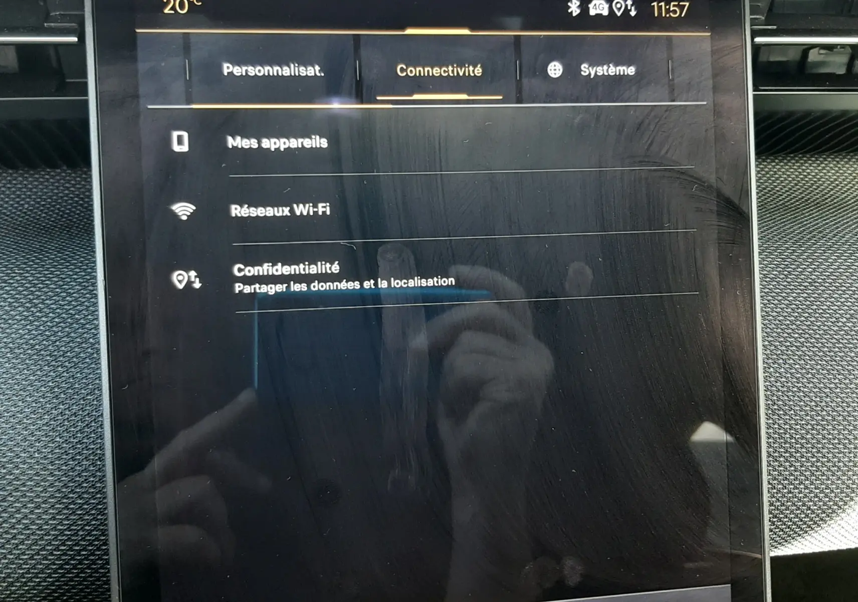 Écran tactile central du Citroën C5 Aircross hybride 2026 affichant le menu connectivité avec interface moderne.