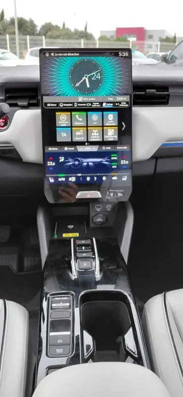 Vue intérieure centrée sur la console centrale du Honda e:Ny1 Advance 204 ch 2025, écran tactile vertical et commandes modernes.