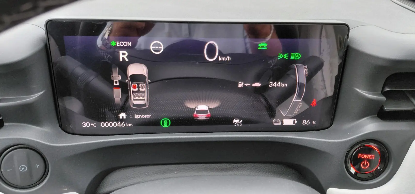 Vue rapprochée du tableau de bord numérique de la Honda e:Ny1 204 ch Advance 2025, affichant la vitesse, autonomie et état batterie.