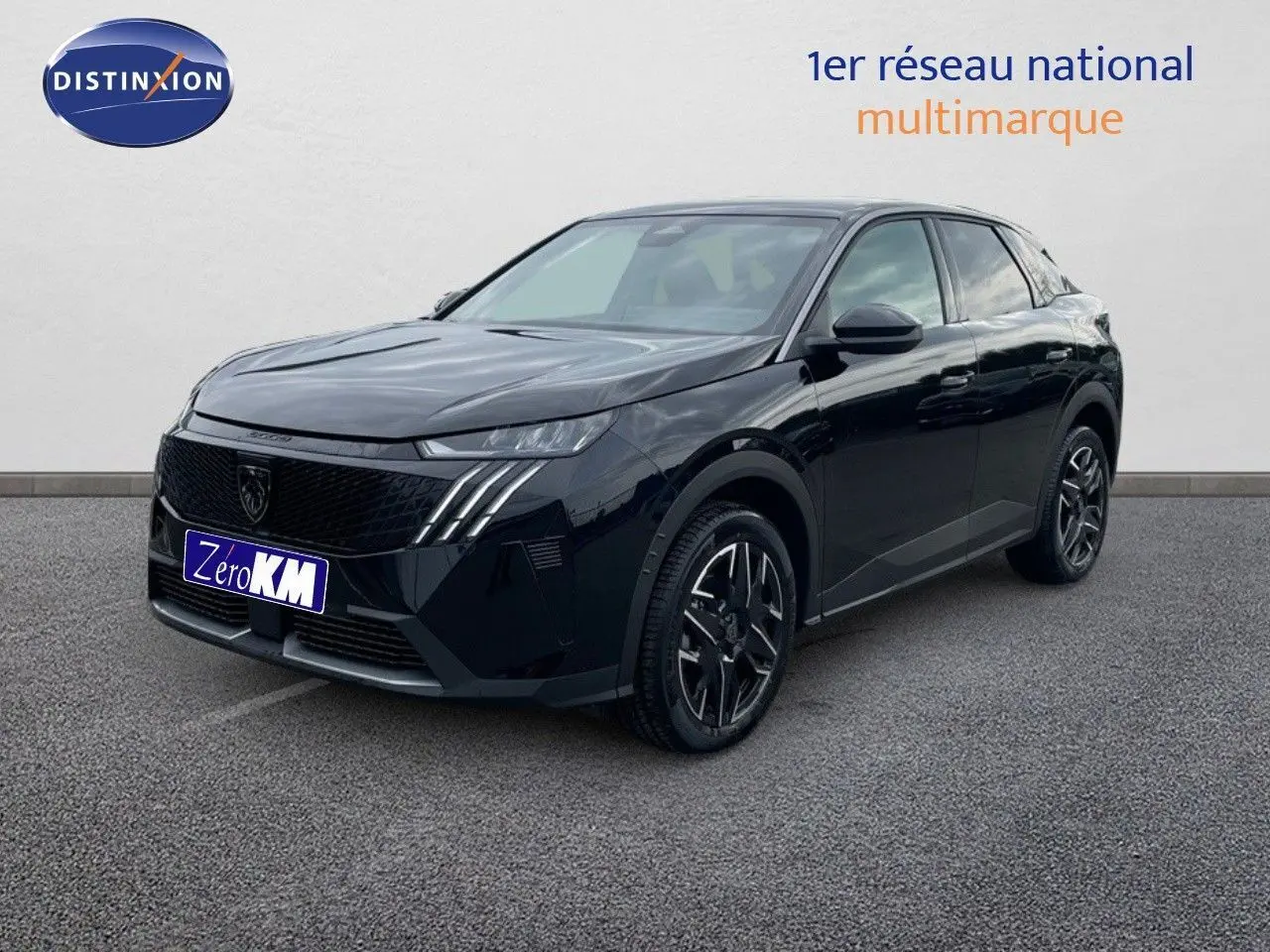 Peugeot 3008 HYBRID noir perle métal vu en 3/4 avant droit, avec calandre noire et jantes alliage distinctives.