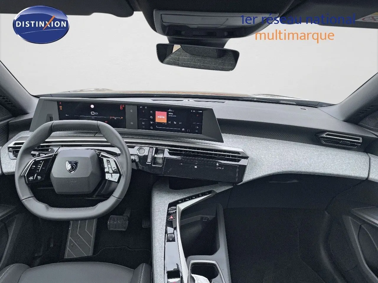 Vue intérieure du tableau de bord et volant du Peugeot 3008 Hybrid 2025 avec écran digital et finition moderne noire et grise.