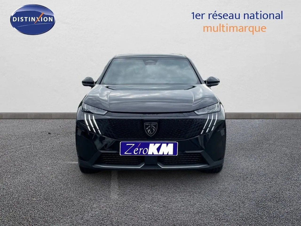 Vue frontale d'un Peugeot 3008 Hybrid noir perle métal avec feux LED distinctifs en griffes verticales.