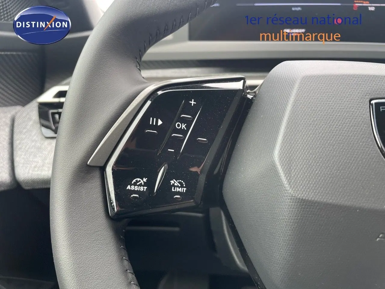 Gros plan sur les commandes du volant côté gauche du Peugeot 3008 noir perle métal, version hybride 2025.