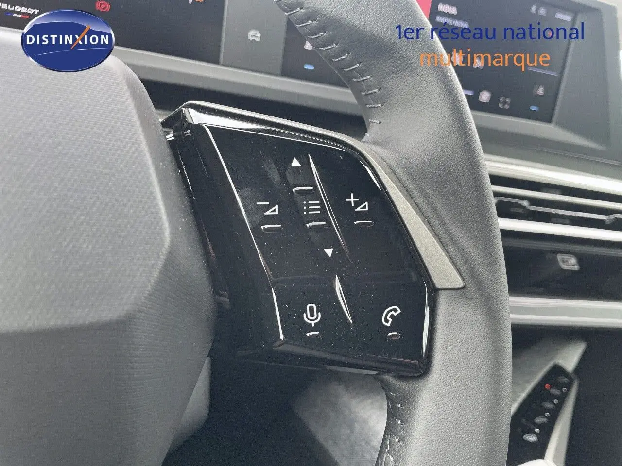 Gros plan sur les commandes gauche du volant cuir noir du Peugeot 3008 Hybrid 2025, avec tableau de bord numérique en arrière-plan.