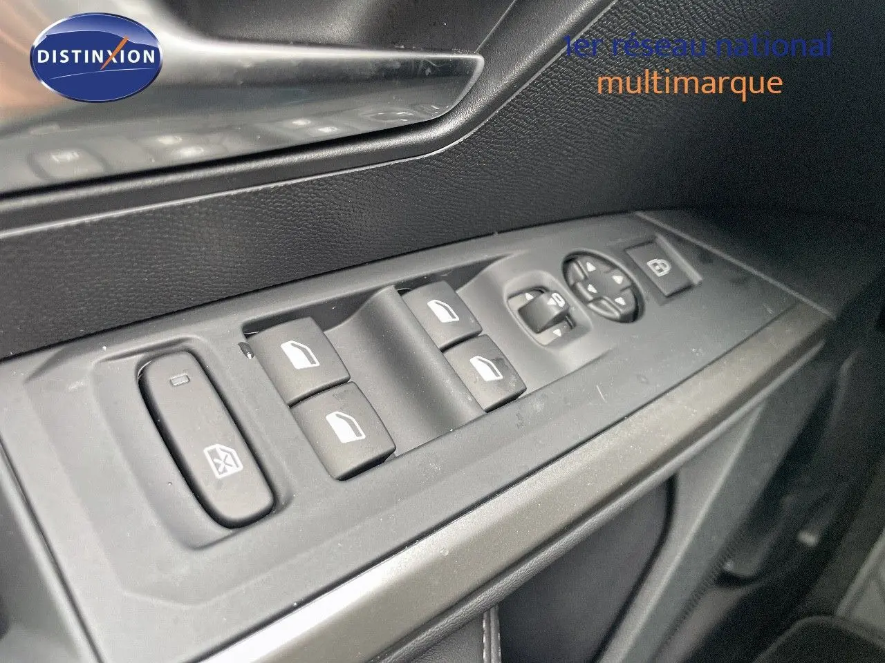 Gros plan sur la commande des vitres côté gauche du Peugeot 3008 noir perle métal, intérieur moderne et épuré.