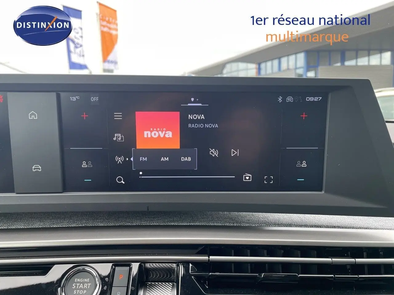 Écran tactile central affichant la radio Nova dans l'habitacle du Peugeot 3008 noir perle métal, vue de face rapprochée.