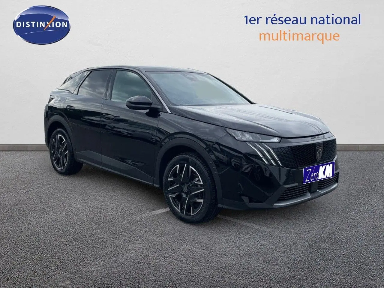 Peugeot 3008 Hybrid noir perle métal en 3/4 avant droit, avec jantes alliage et calandre distinctive.