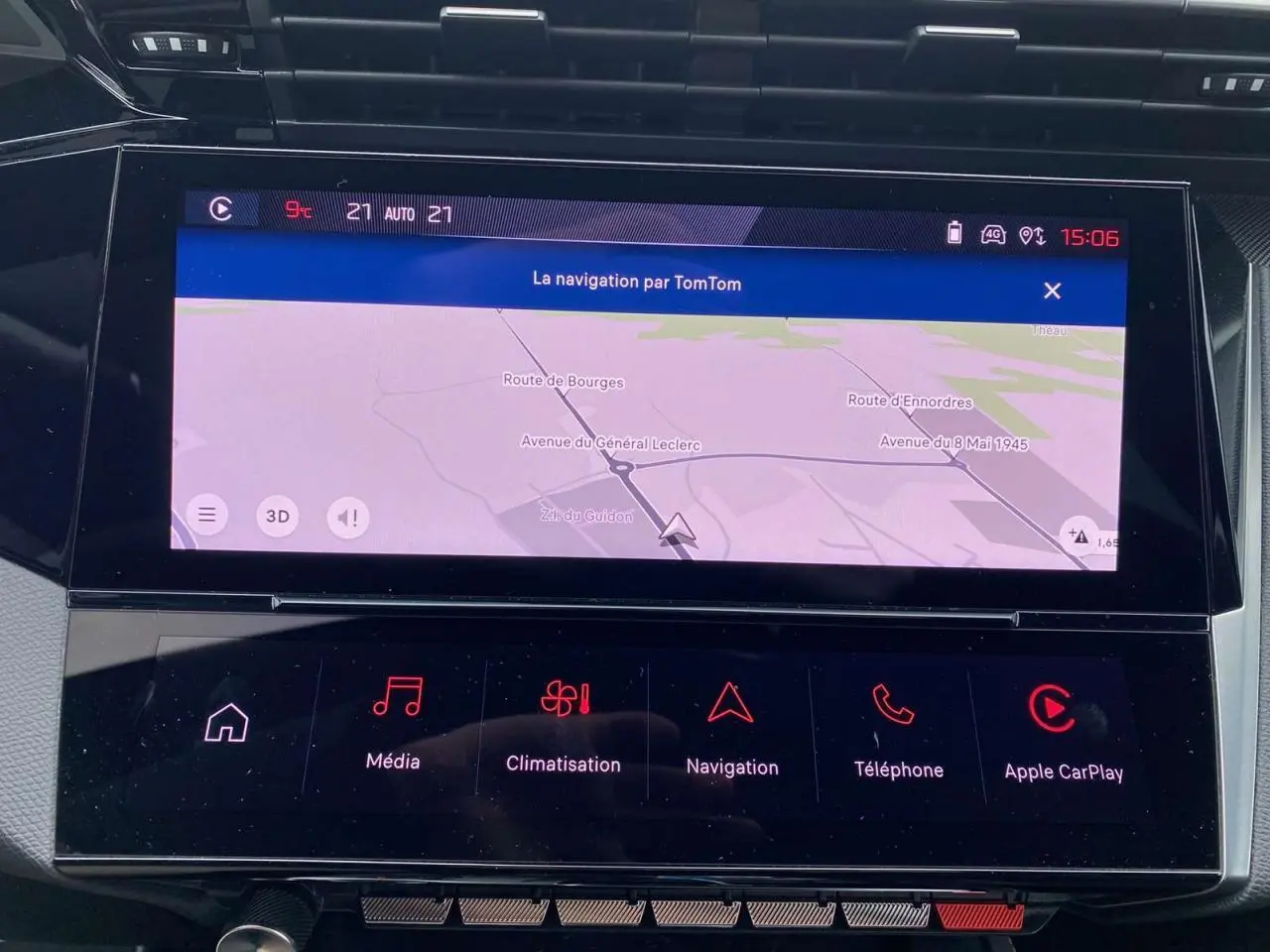 Écran tactile central de navigation affichant une carte dans l'habitacle d'une Peugeot 308 rouge Elixir de 2022.