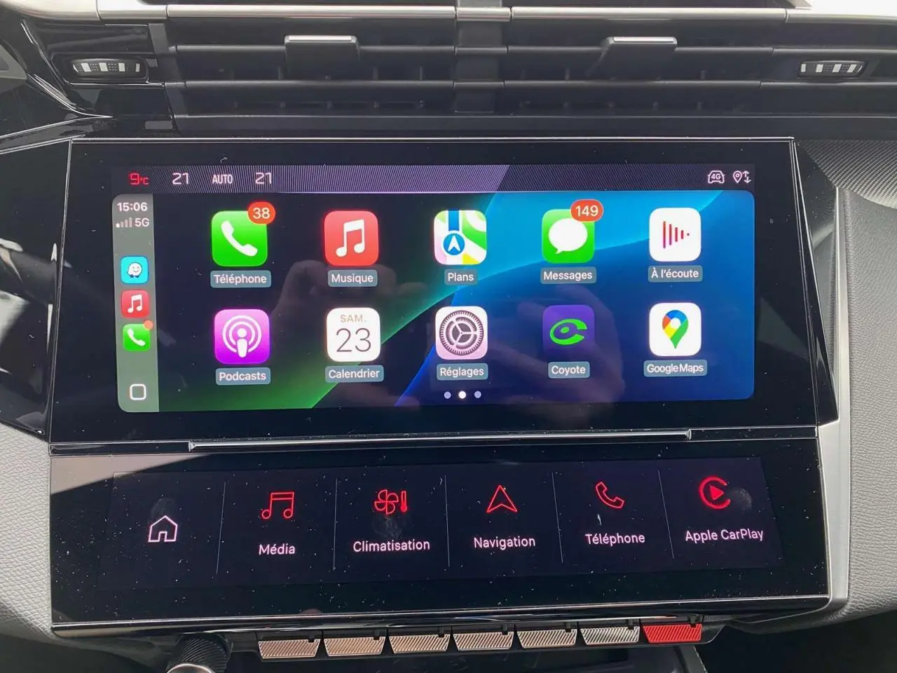 Écran tactile central de la Peugeot 308 GT 2022 affichant Apple CarPlay et commandes multimédia en gros plan.