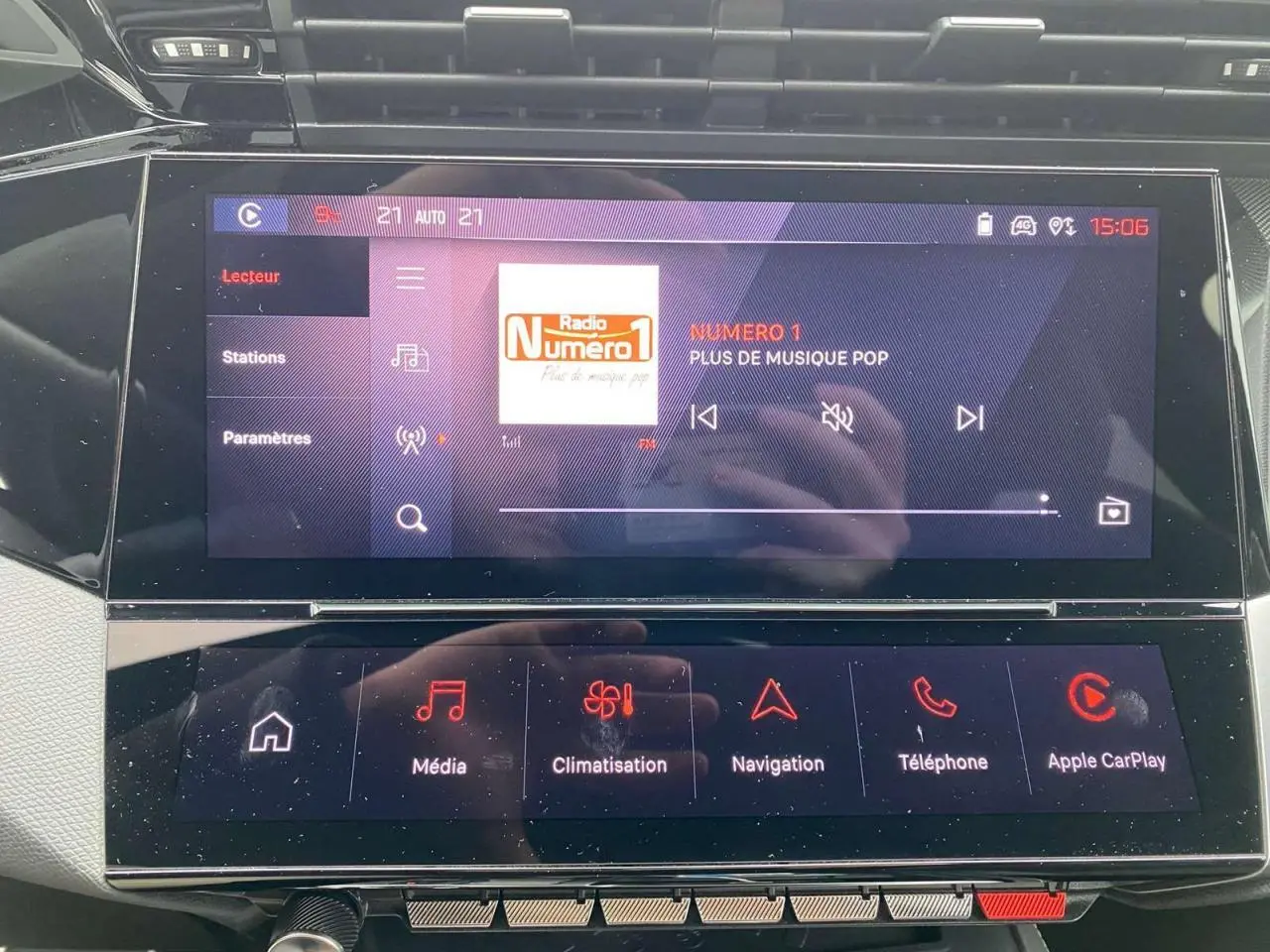 Écran tactile central de la Peugeot 308 GT 2022 montrant l'interface radio et les commandes multimédia en plan rapproché.