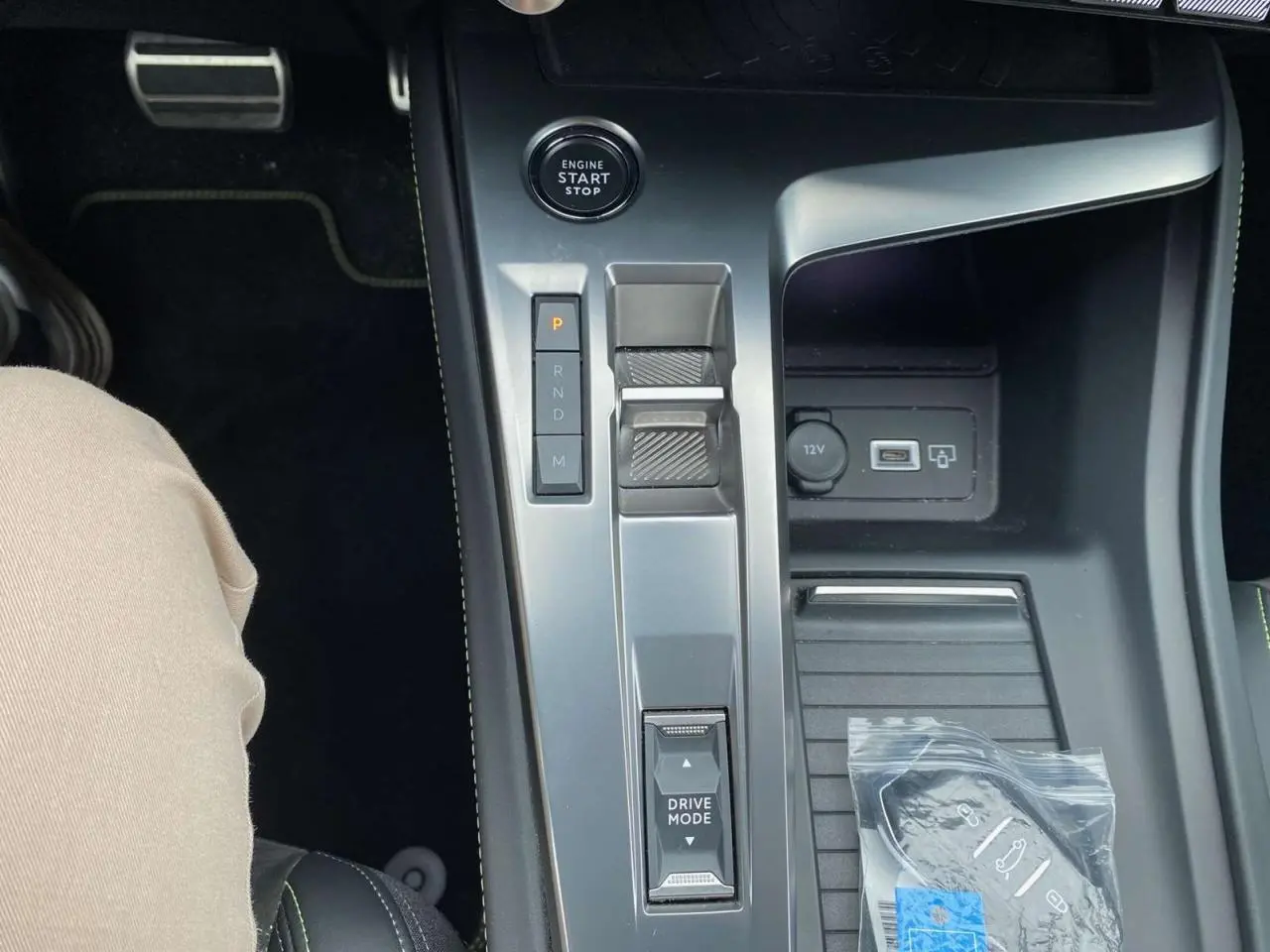 Vue rapprochée de la console centrale de la Peugeot 308 GT 2022, avec levier de vitesses automatique et bouton start/stop.