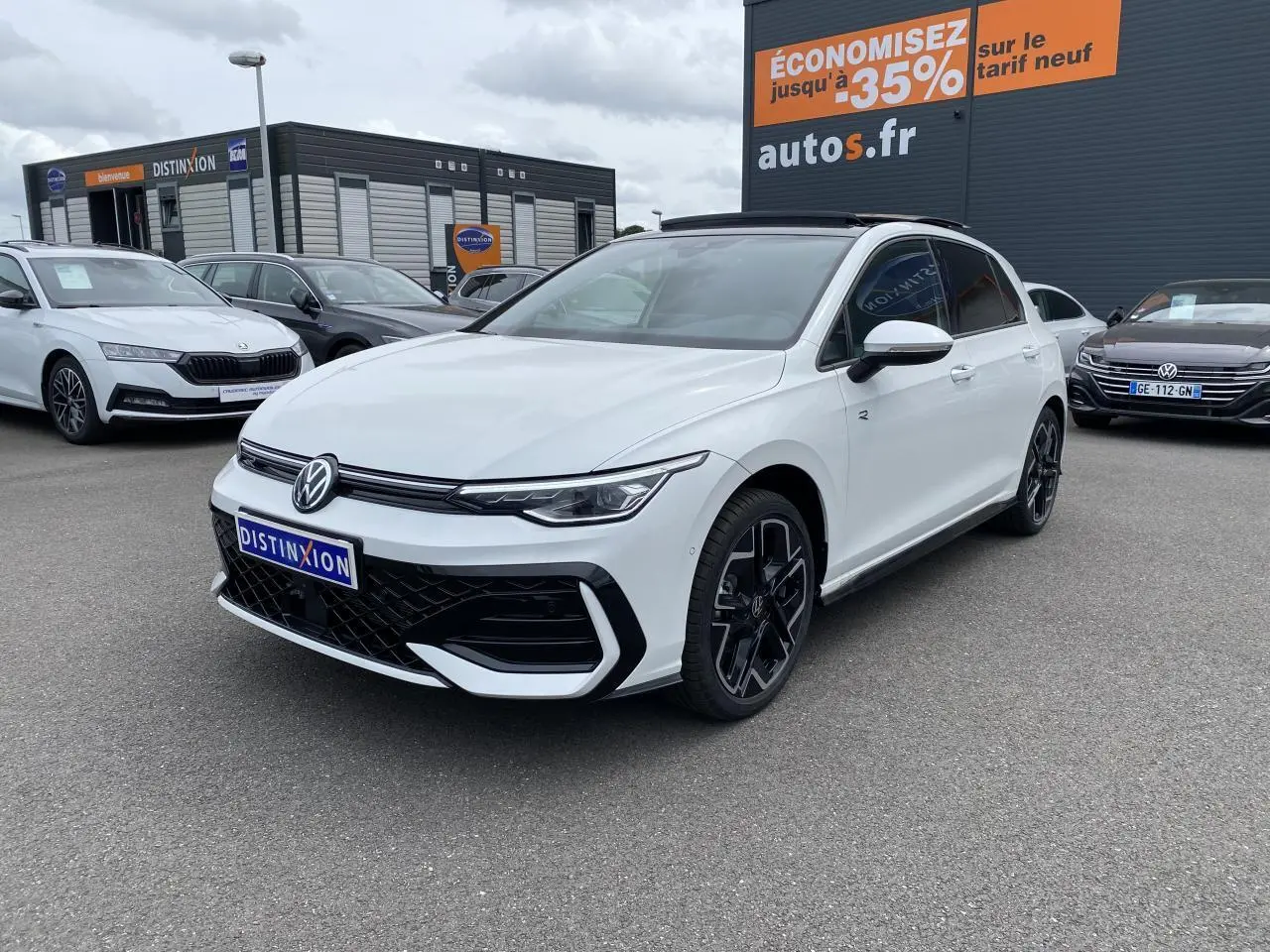 Volkswagen Golf VIII R-Line blanc Oryx nacré vue 3/4 avant droit avec jantes alliage 18 pouces York.