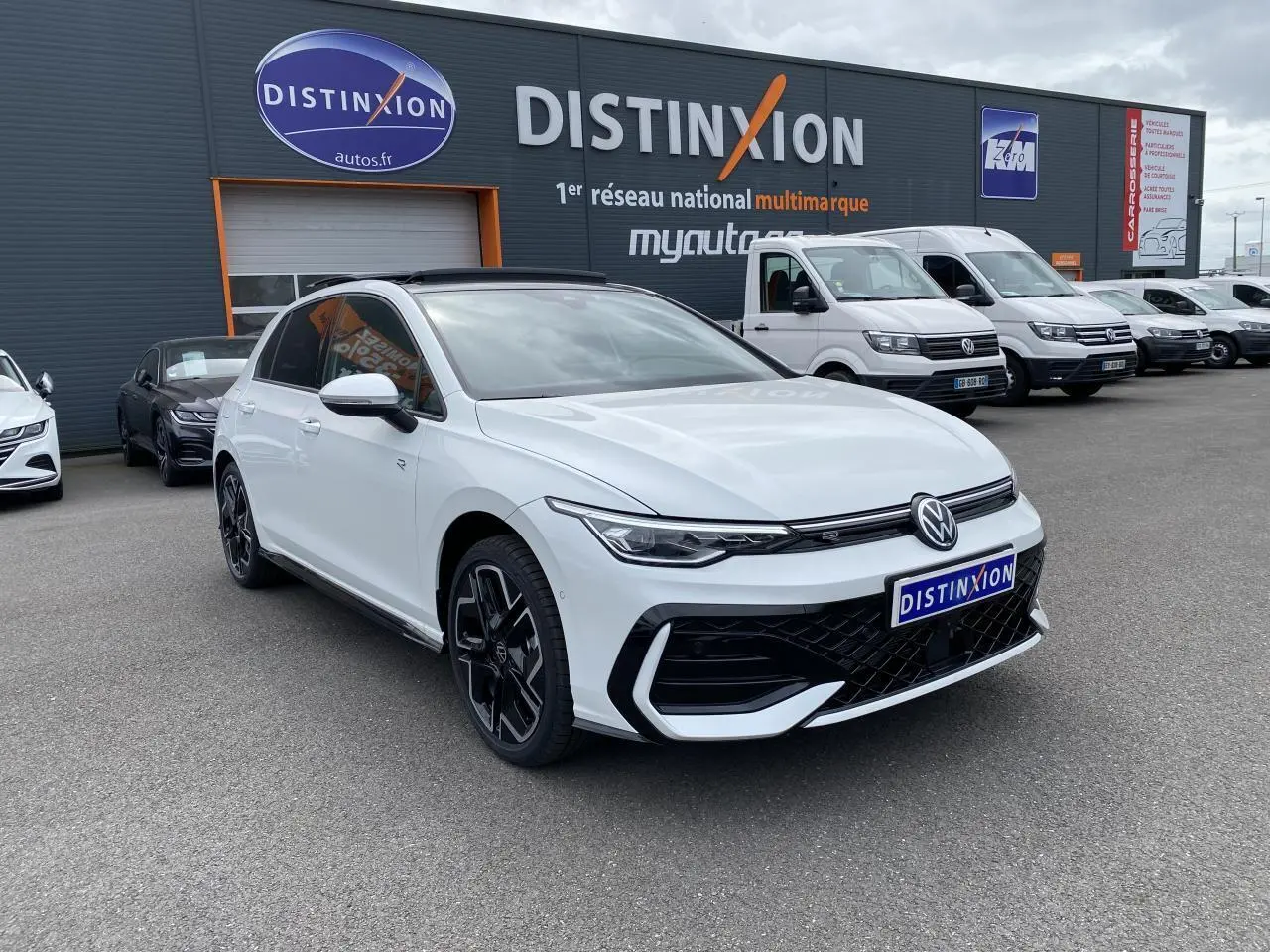 Volkswagen Golf 1.5 eTSI R-Line blanc oryx nacré vue 3/4 avant avec jantes alliage 18 pouces York noires