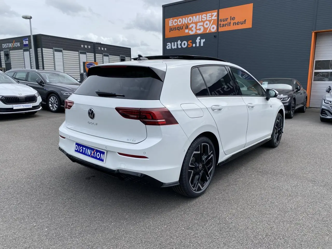 Volkswagen Golf 1.5 eTSI R-Line blanc oryx nacré vue 3/4 arrière droit avec jantes alliage 18 pouces York
