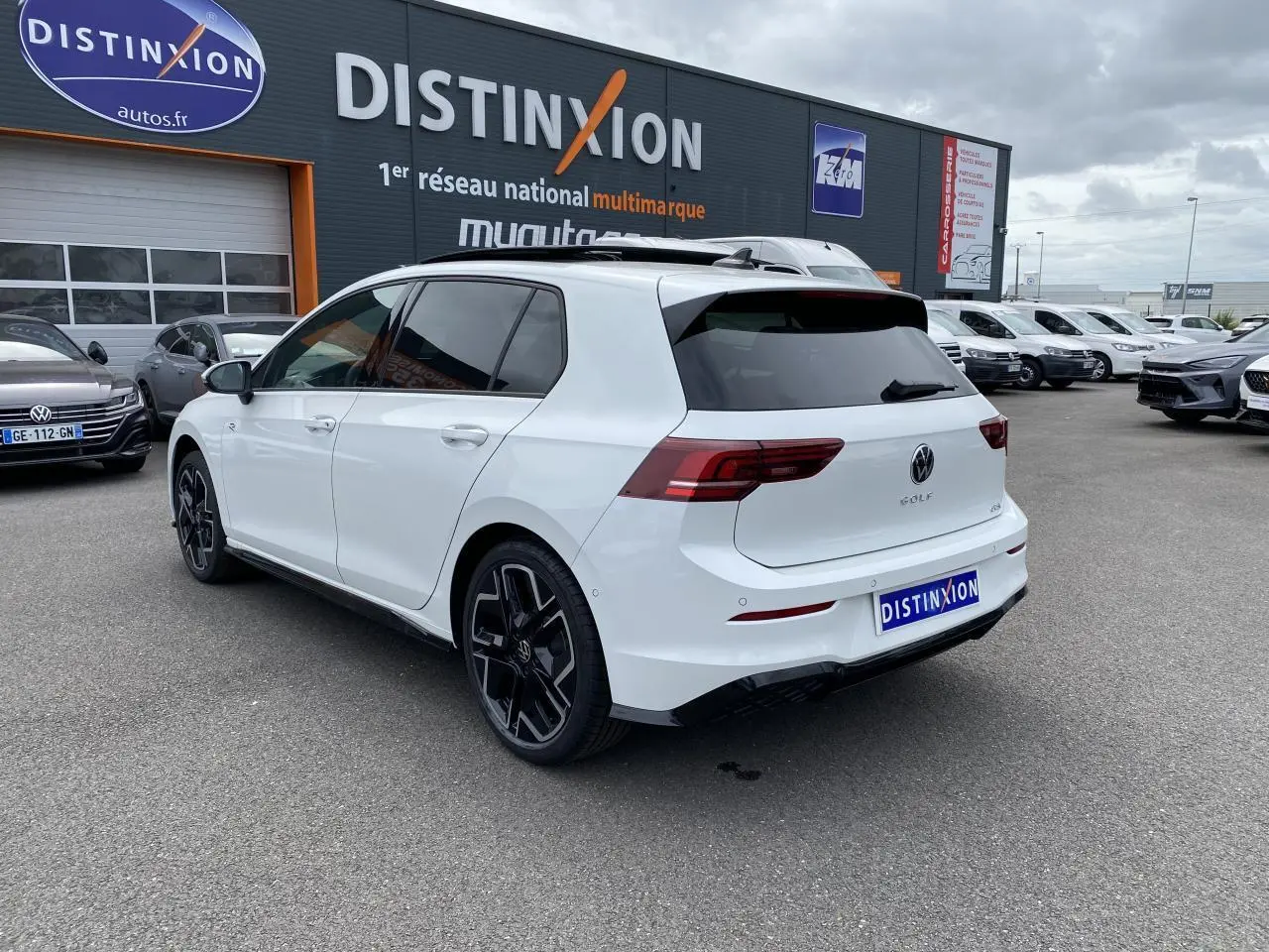 Volkswagen Golf VIII R-Line blanc Oryx nacré vue 3/4 arrière côté gauche avec jantes alliage 18 pouces noires