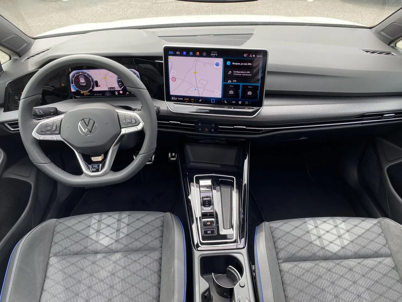 Vue intérieure avant du tableau de bord et volant cuir multifonctions de la Volkswagen Golf 1.5 eTSI R-Line 2025.