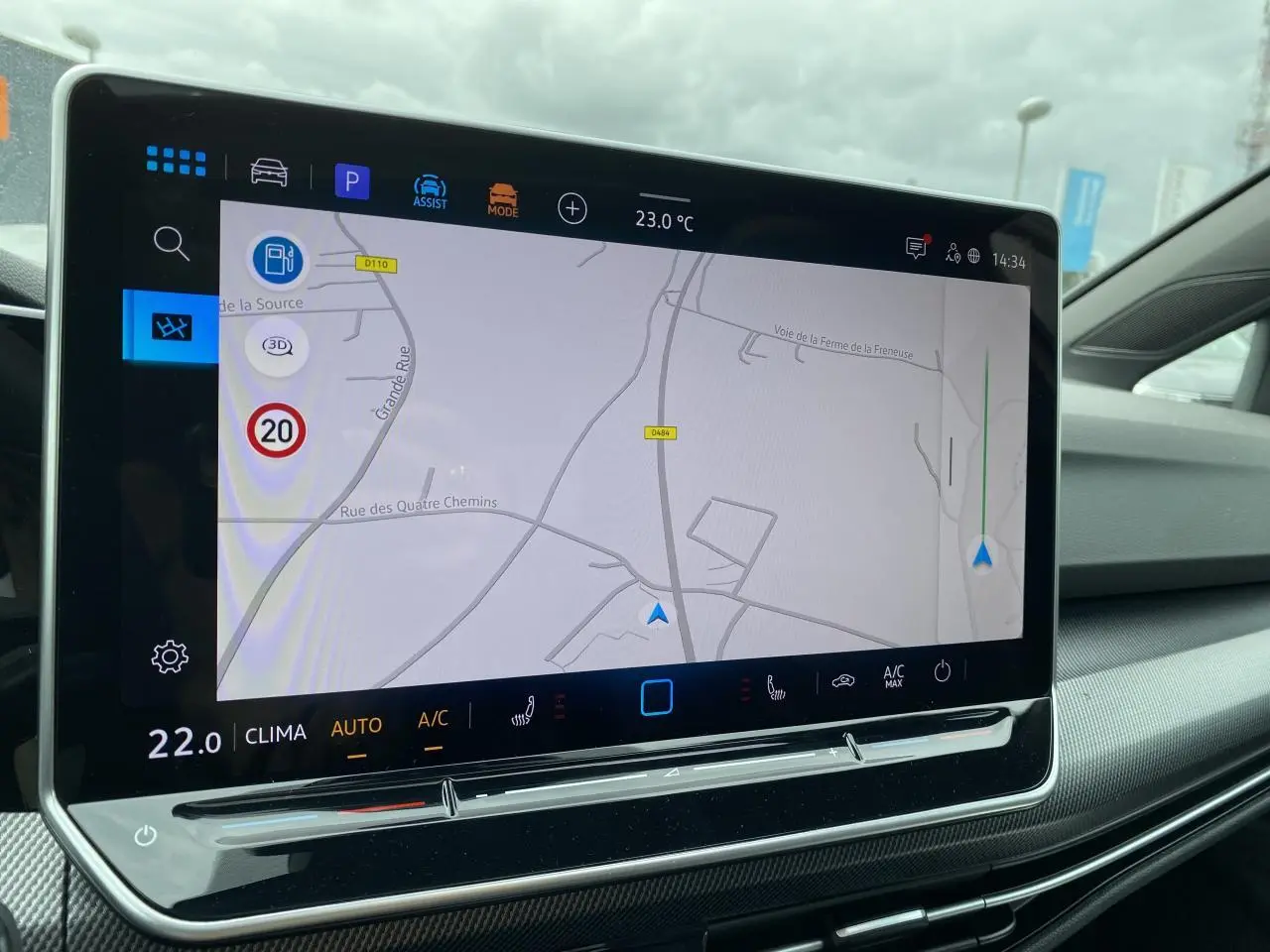 Écran tactile du système de navigation dans l'habitacle d'une Volkswagen Golf 1.5 eTSI R-Line blanc nacré, vue intérieure.