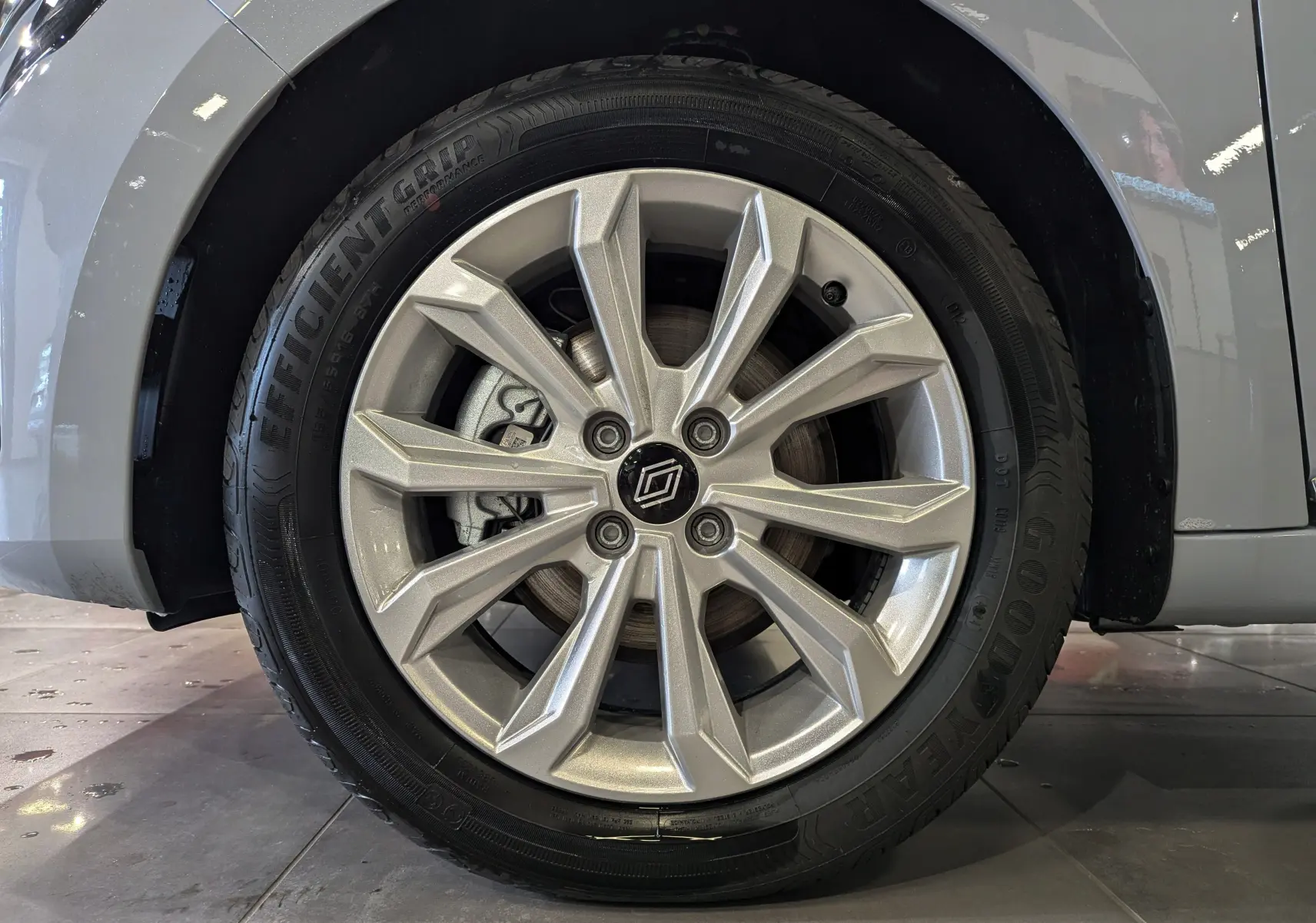 Gros plan sur la roue avant gauche de la Renault Clio V gris Rafale, avec jante alliage 16 pouces au design moderne.