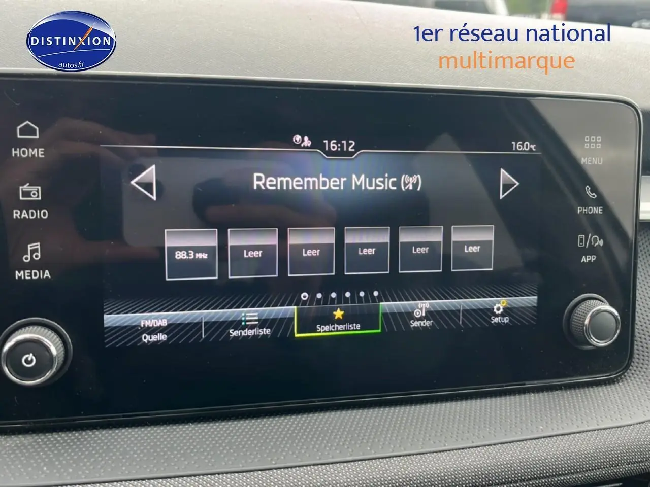 Écran tactile central du tableau de bord de la Skoda Fabia blanche 2025 affichant la radio FM à 16h12.