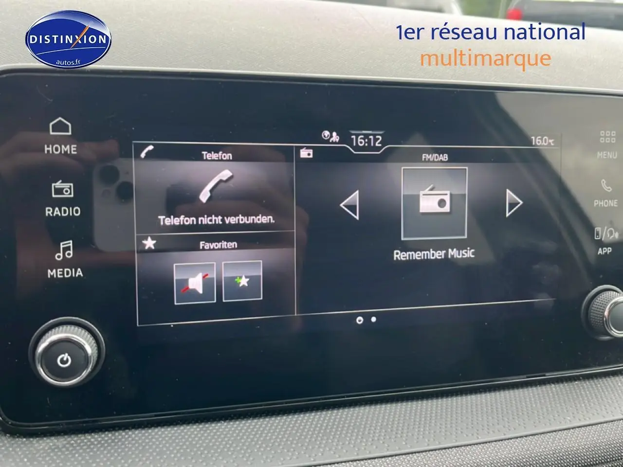 Écran tactile multimédia de la Skoda Fabia 2025 affichant les options radio et téléphone, vue intérieure frontale.