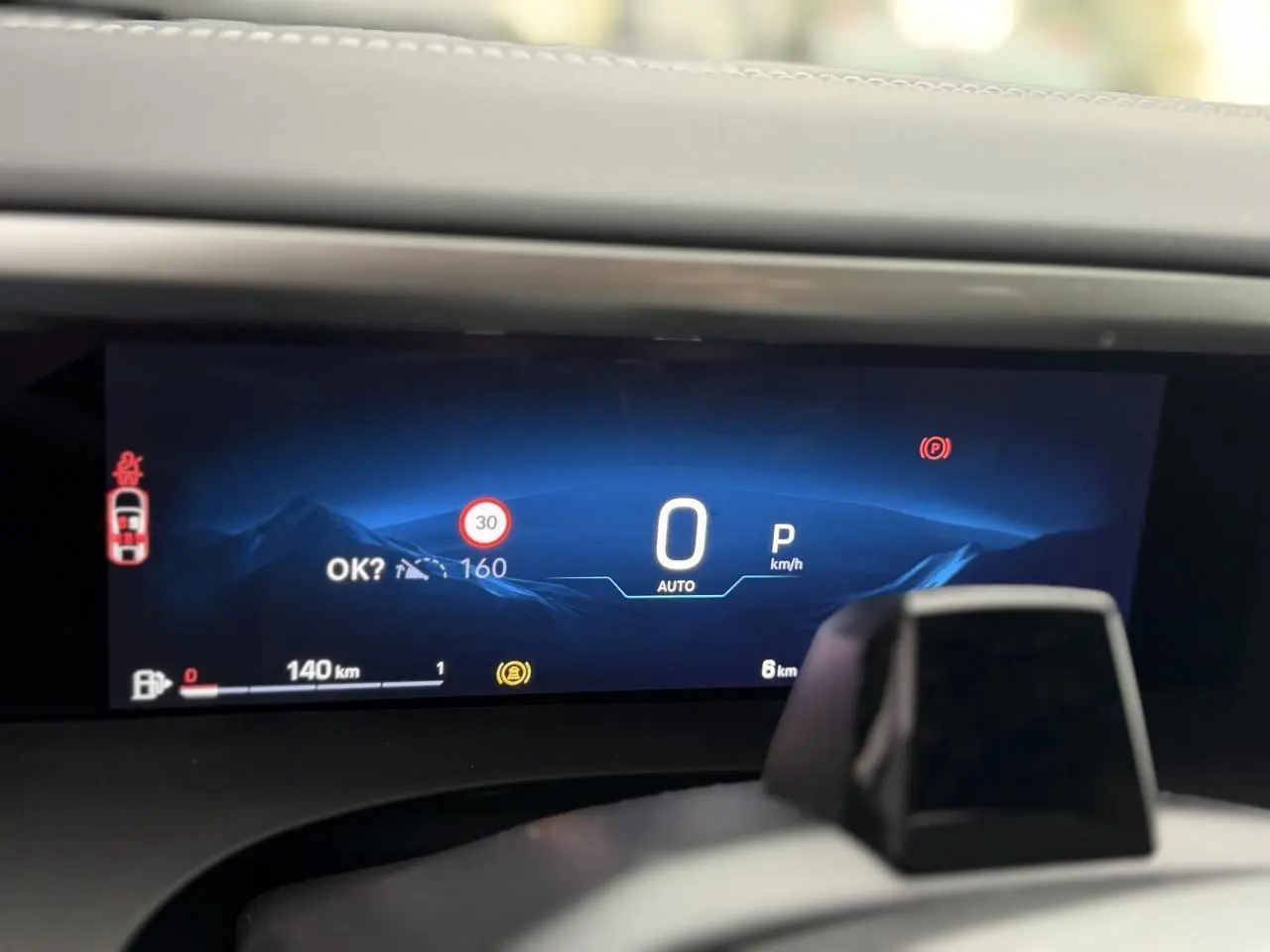 Affichage numérique TFT 10,25 pouces du tableau de bord du Jeep Compass Hybrid, avec indicateurs de vitesse et alertes.