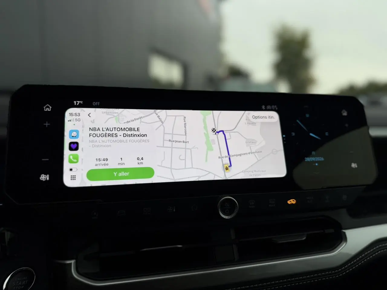 Vue rapprochée de l’écran tactile multimédia affichant un itinéraire GPS dans l’habitacle d’un Jeep Compass noir Vulcano.