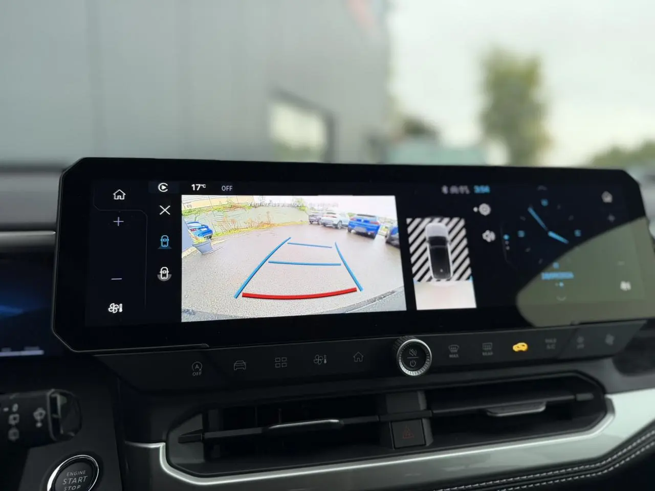 Écran tactile intérieur affichant la caméra de recul et les aides au stationnement du Jeep Compass noir Vulcano.