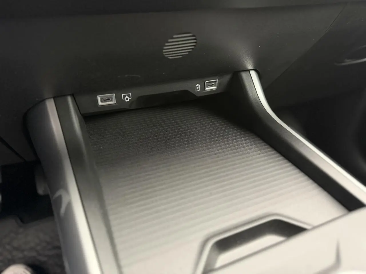 Gros plan sur la zone de recharge sans fil et ports USB du coffre à gants du Jeep Compass Hybrid noir Vulcano.