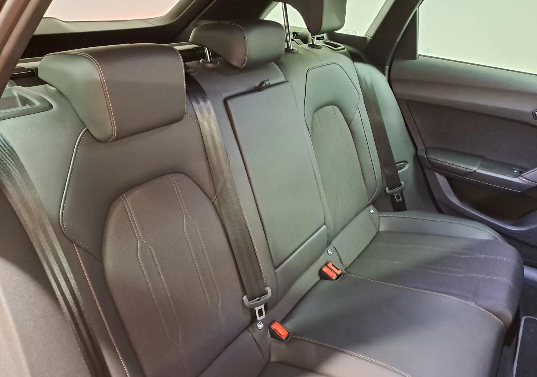 Vue intérieure arrière de la banquette noire avec surpiqûres cuivrées du CUPRA LEON ST 2025, version 1.5 eTSI.