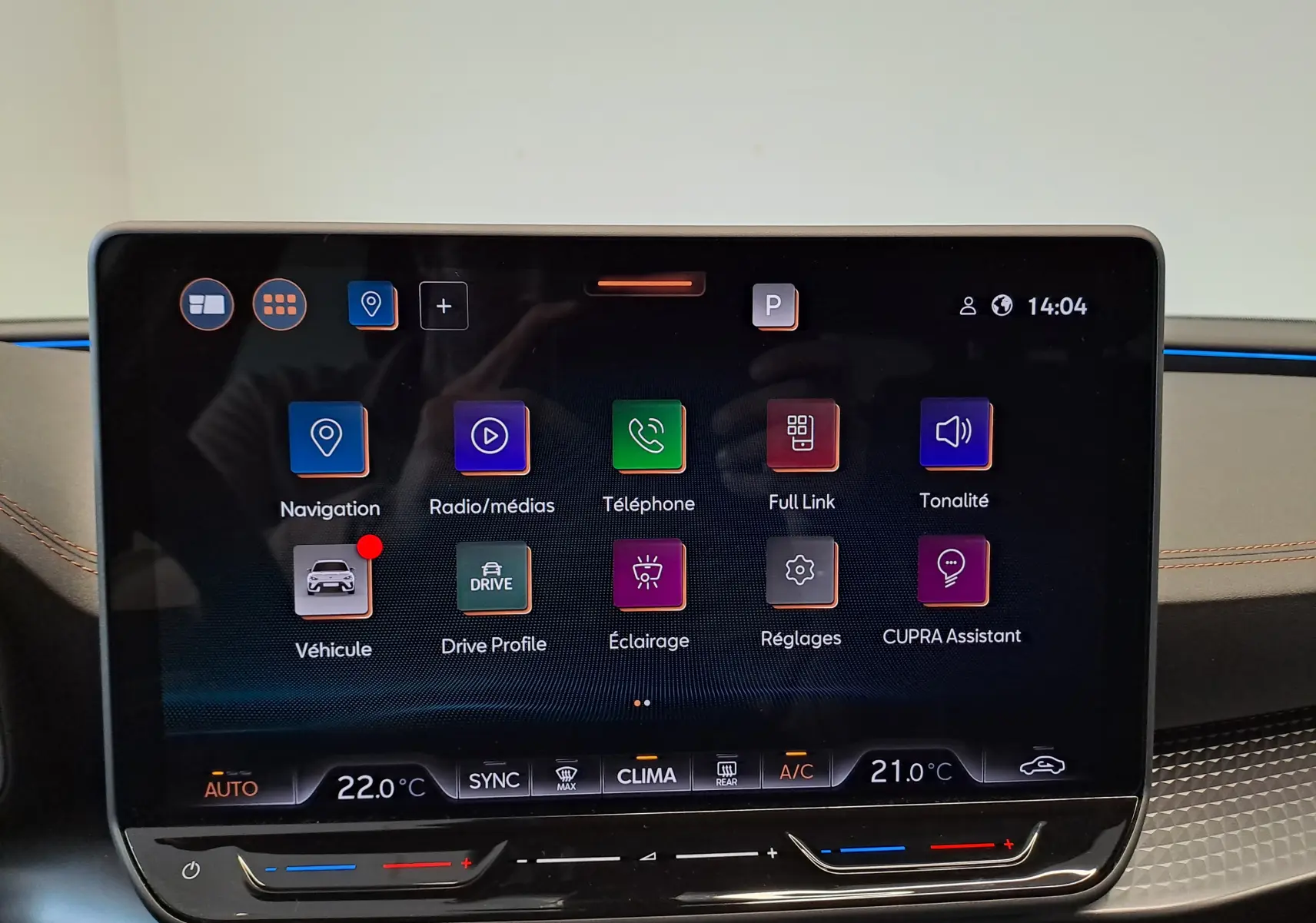 Écran tactile central du tableau de bord du CUPRA LEON ST 2025 avec interface multimédia et réglages climatisation visibles.