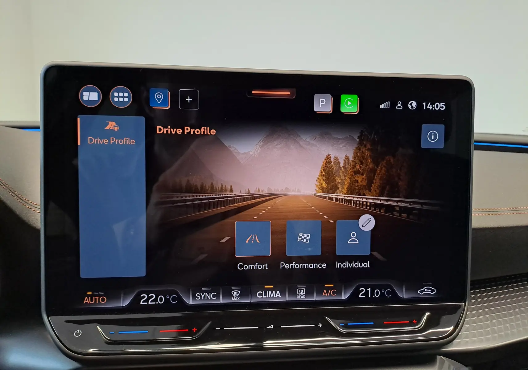 Écran tactile central affichant les modes de conduite et la climatisation dans une CUPRA LEON ST 2025 noir minuit.