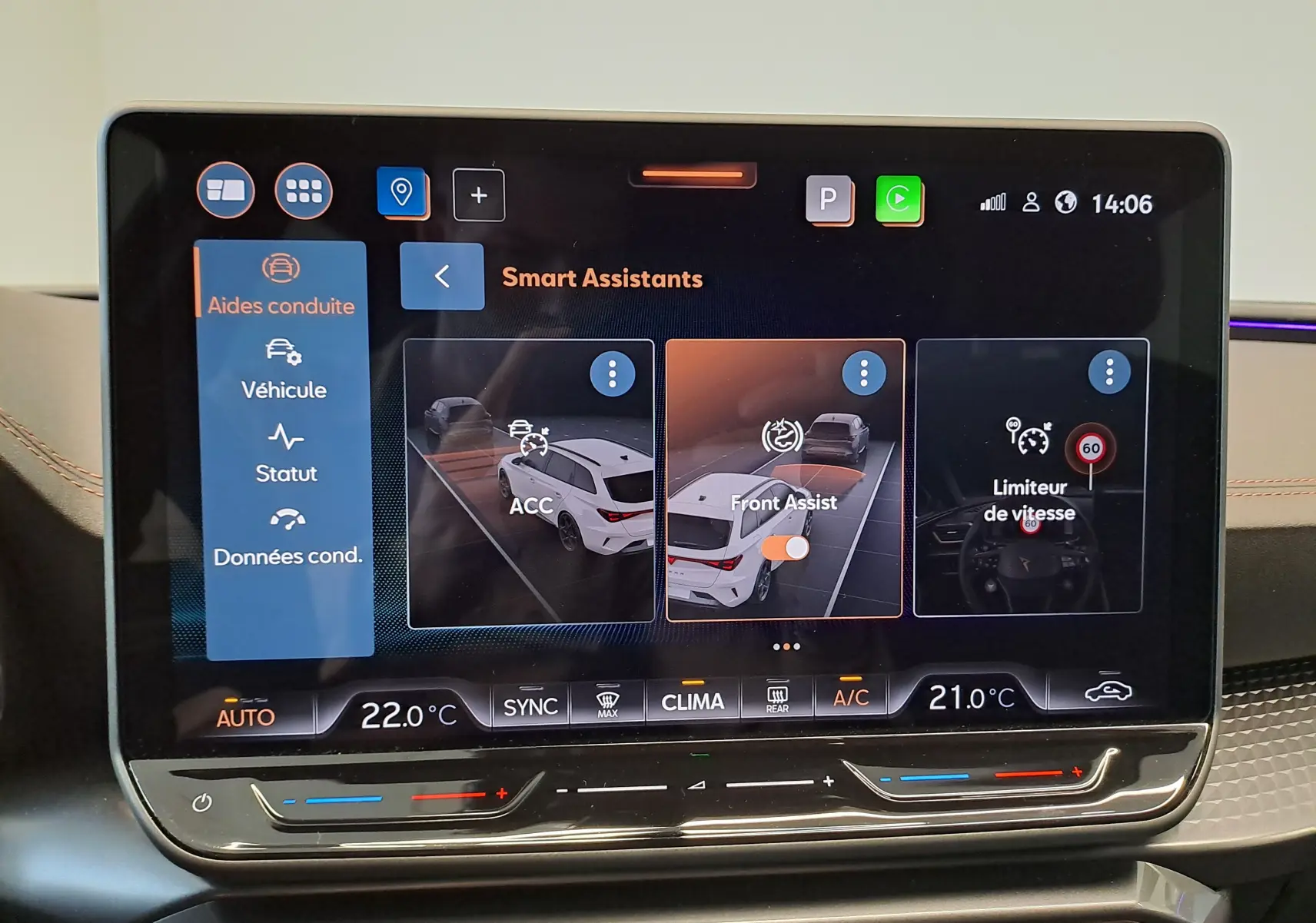 Écran tactile intérieur du CUPRA LEON ST 2025 affichant les assistants de conduite et la climatisation digitale.